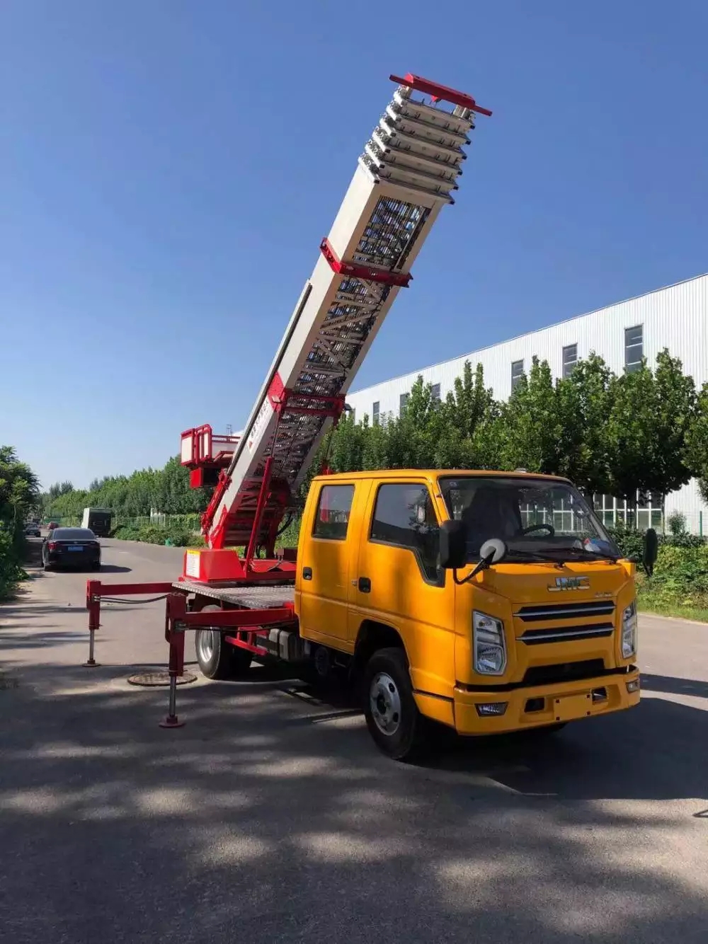 永城附近的云梯车出租服务：轻松解决高空作业需求