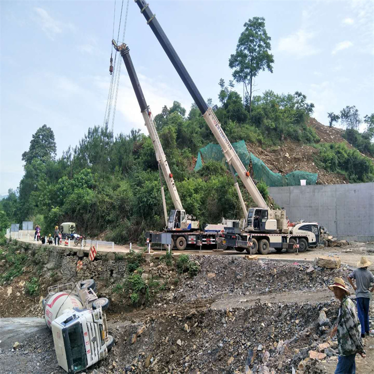 永城汽车掉沟里叫吊车救援要多少钱